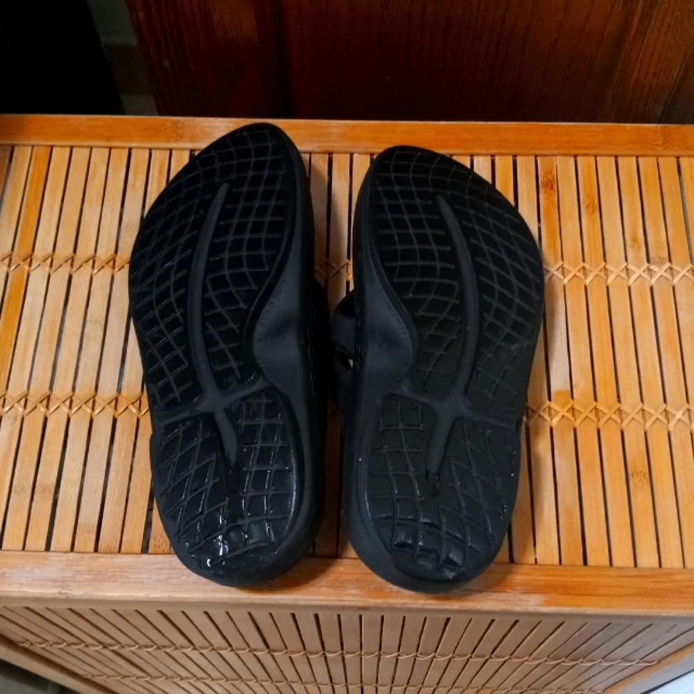 🖤🚶‍♀️Oofos Black Toe Post Recovery Sandals Great Arch Support Sz M-10 W-12
